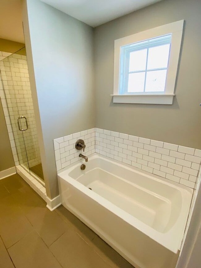 Building Photo - Beautiful 4 bedroom 4 bathroom house in th...