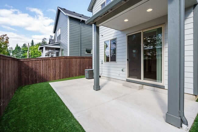 Building Photo - Desirable Salmon Creek Home Located in Lux...