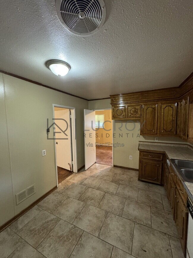 Building Photo - 3038 Lakewood Dr