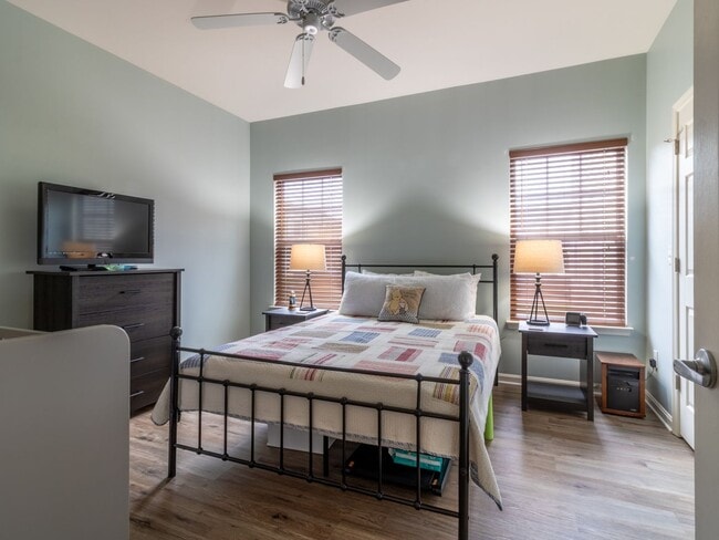 Building Photo - YEAR-ROUND - UNFURNISHED - CONDO  - WOODS ...