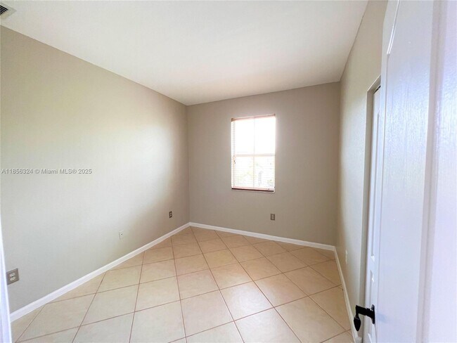 Building Photo - 3970 NE 11th Dr
