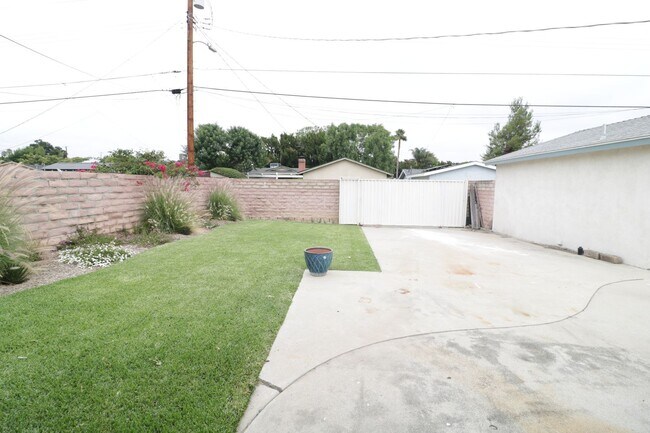 Building Photo - 4/Bedroom  Home for Lease in West Hills!