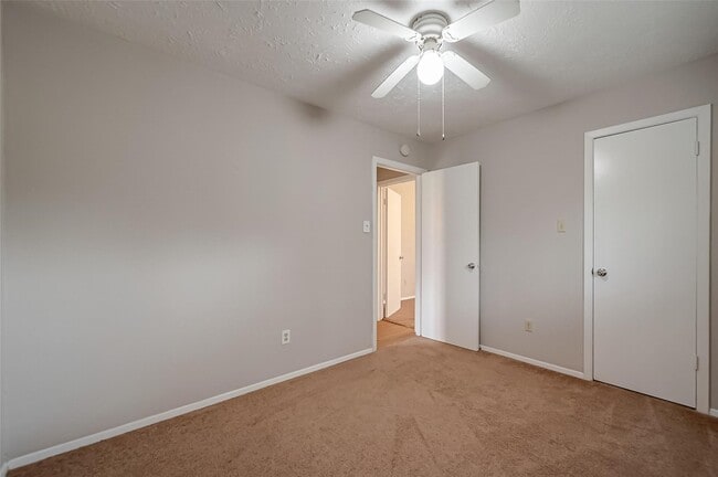 Building Photo - 1126 W Belgravia Dr