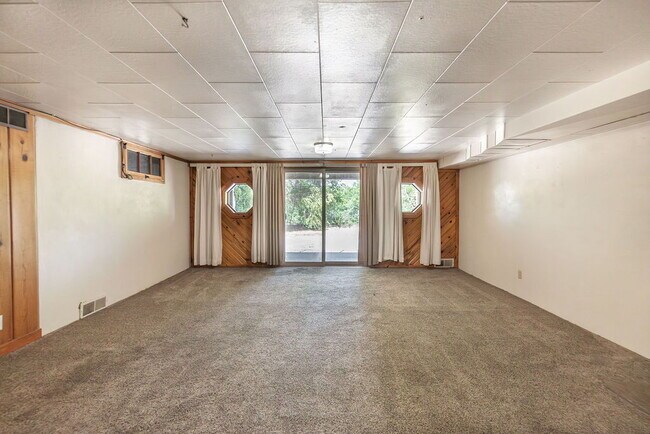 Building Photo - Spacious 3 bed 3 bath home