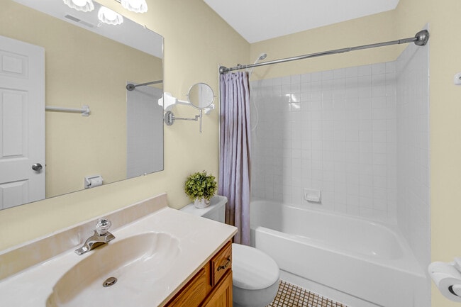 Building Photo - 483 Highland Grove Dr