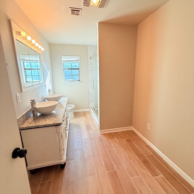 Building Photo - 4004 SE 25th St