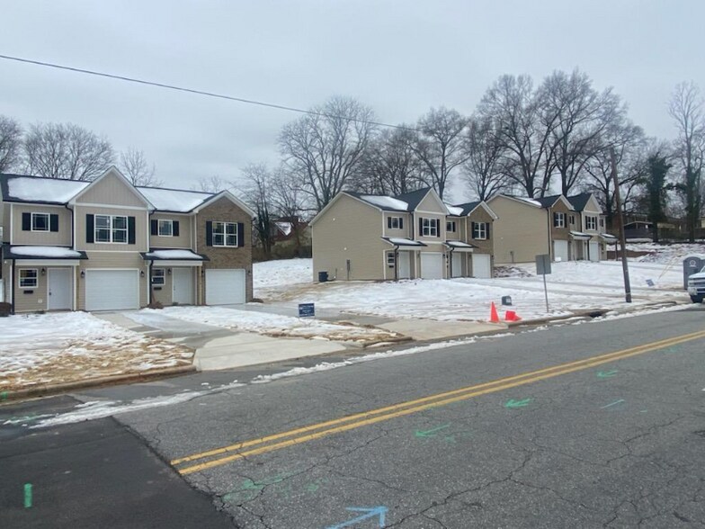 Building Photo - 221 W Murphy St