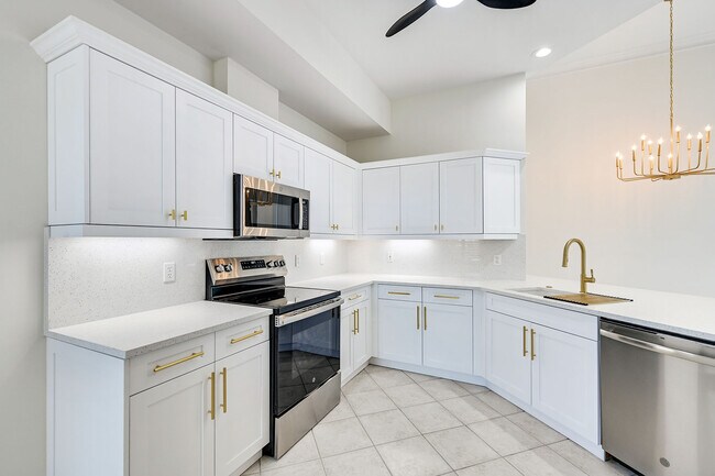 Building Photo - 1580 Clermont Dr