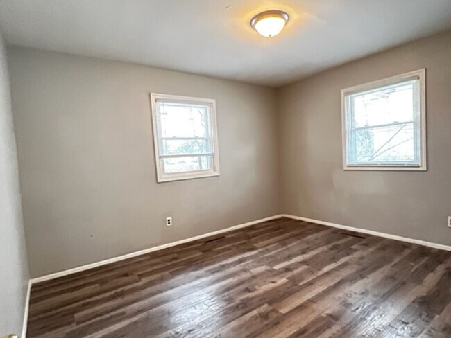 Building Photo - 3 BR/ 1 BA w/ renovated kitchen and bath