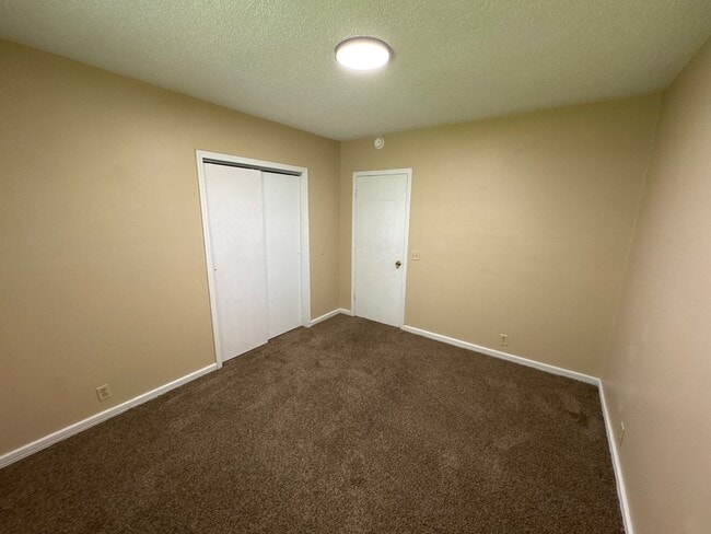 Building Photo - 3 Bedroom 2 Bath in Republic!  $1295