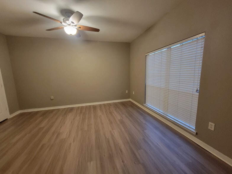 Building Photo - 7800 Point Meadows Dr