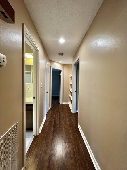 Building Photo - 365 Welchwood Dr