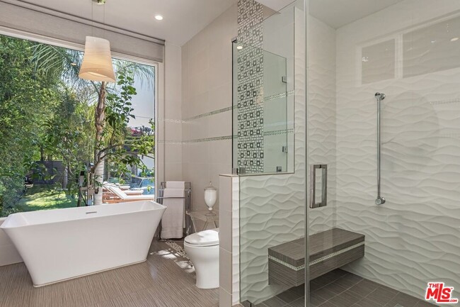 Building Photo - 703 N Maple Dr