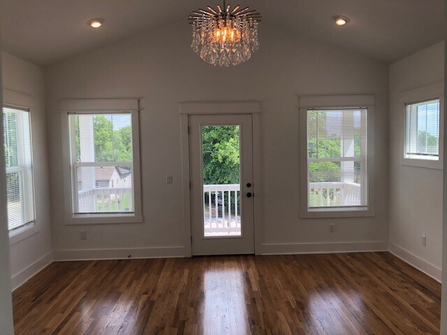 Master bedroom with balcony - 6361 A Ivy St