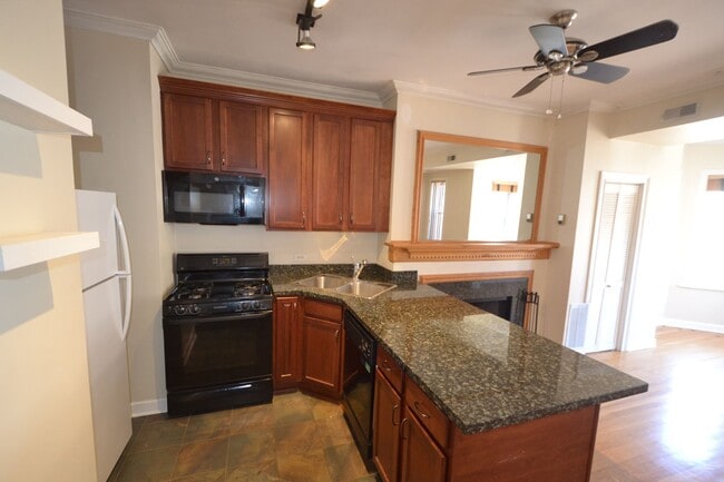 Building Photo - 879 W Cornelia Ave