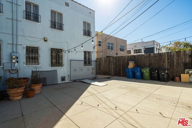 Building Photo - 165 S Mansfield Ave