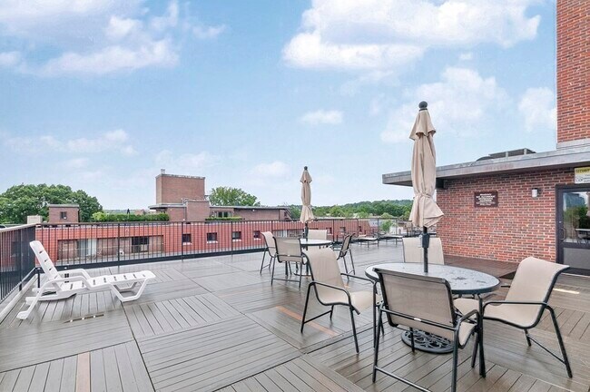 Building Photo - 125 Pleasant St