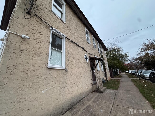 Building Photo - 166 Throop Ave