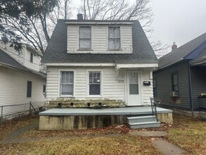 Building Photo - 2 Bedroom House