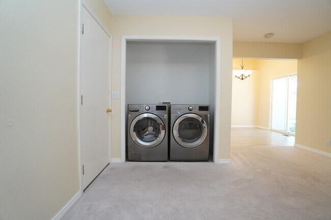 Building Photo - 5903 S Snowdrop Pl