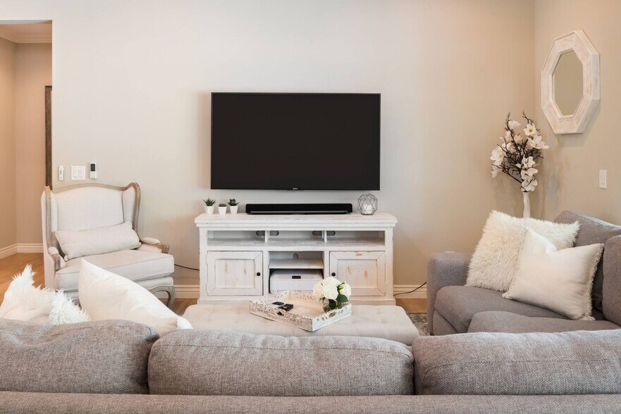 Building Photo - 3706 E Clarendon Ave