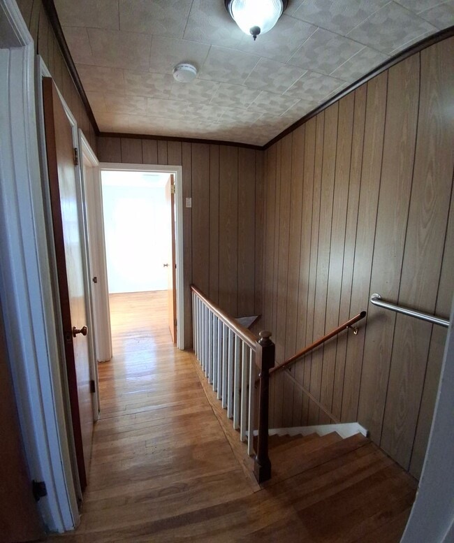 Building Photo - 3 Bedroom 1.5 Bathroom Available in Lancaster!