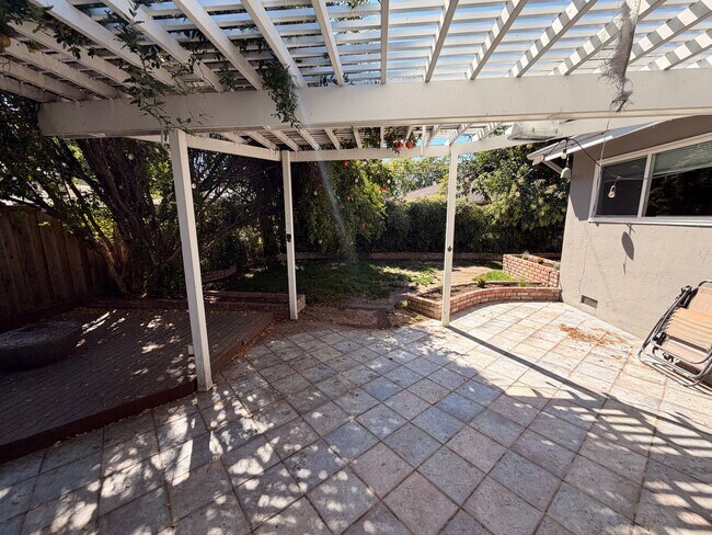 Building Photo - 362 Penn Way