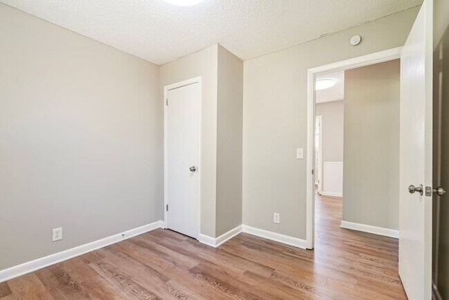 Building Photo - Charming 3-Bedroom 1.5 Bath Oasis in Bellevue