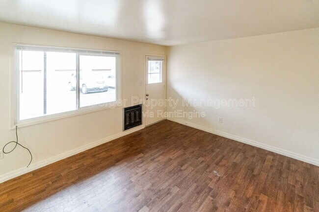 Building Photo - 728 W Maxwell Ave