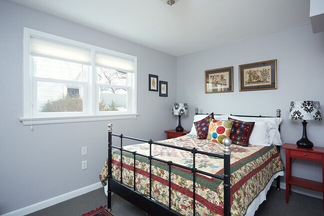 Building Photo - Silver Spring splendor with yard care INCL...