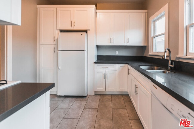 Building Photo - 817 Westmount Dr