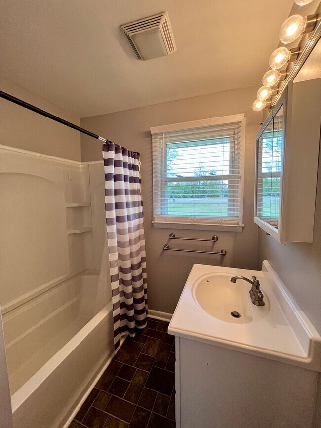 Building Photo - Country Ranch Available Now!