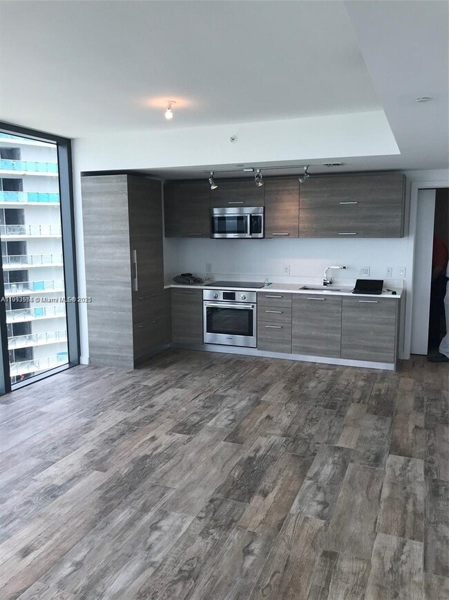 Building Photo - 650 NE 32nd St