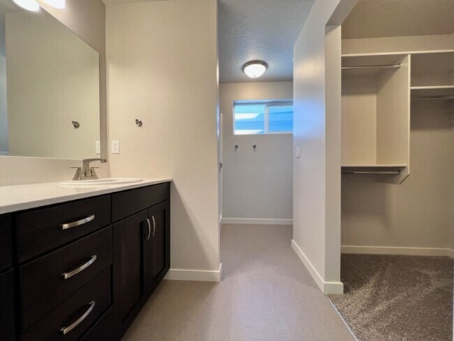 Building Photo - Beautiful Home in Meridian! Solar Power and Landscaping included.