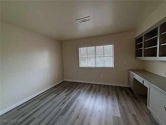 Building Photo - 8605 Glenmore Dr