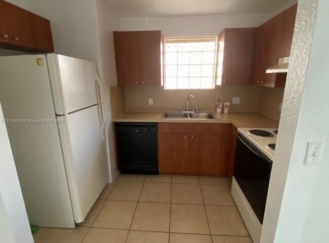 Building Photo - 650 Palm Ave