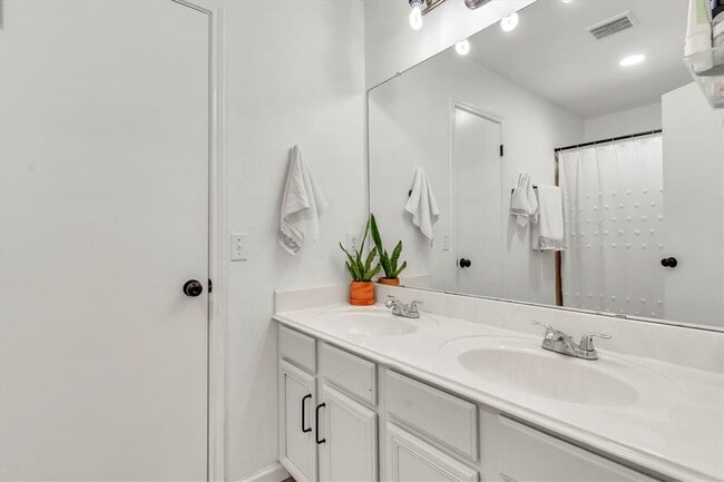 Building Photo - 206 Quail Cir