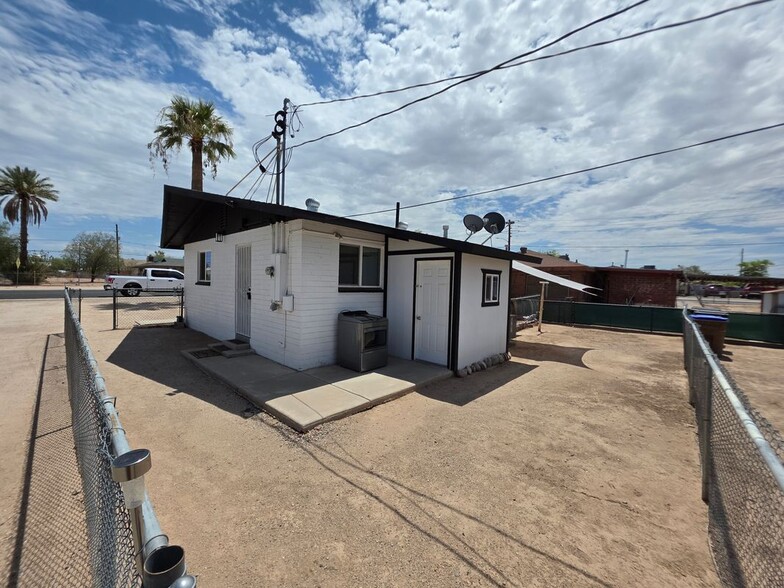 Building Photo - 574 S Park St