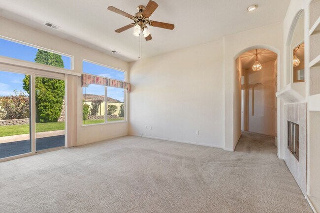 Building Photo - 3 Bedroom, 2 Bath home in Double Diamond Neighborhood