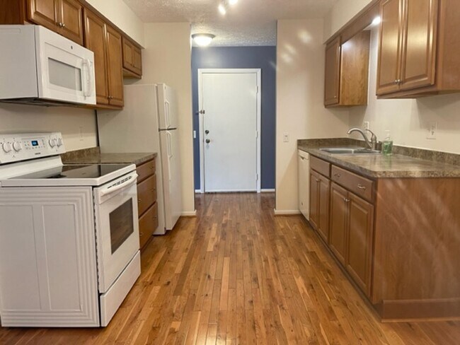 Building Photo - 2 Bedroom Condo - 1.5 Baths, Community Pool, Central AC