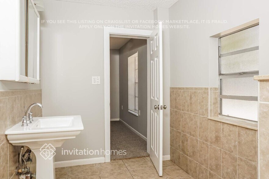 Building Photo - 3308 17th Ave W