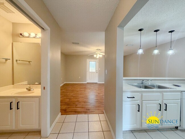 Building Photo - Stunning 2 Bedroom Townhome Near Eglin AFB & Hurlburt Field!