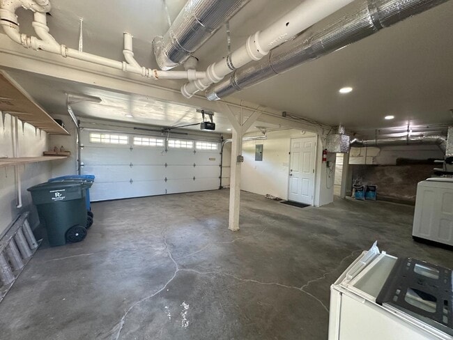 Building Photo - 2350 Rosewood Dr