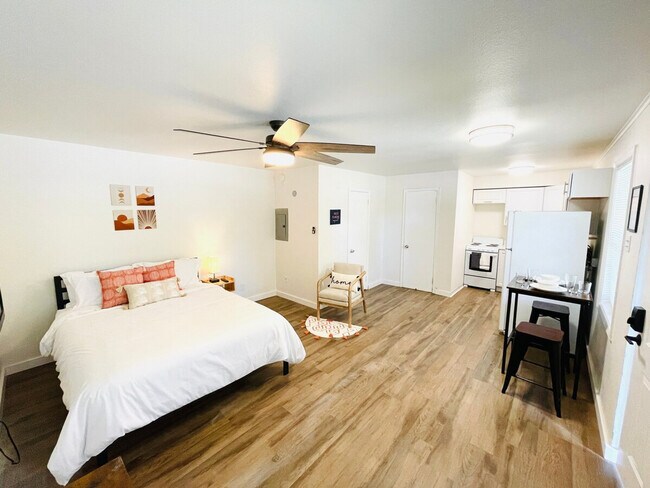 Building Photo - 620 S Cedar St