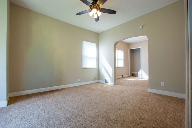 Building Photo - Spacious and CLEAN 2 Bedroom / 1 Bath Home...