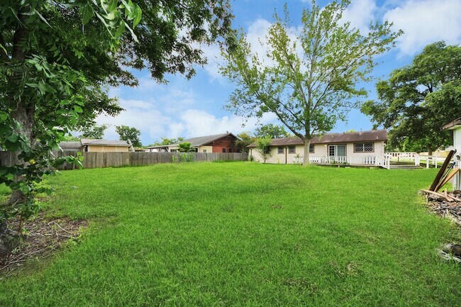 Building Photo - 535 Pampa St