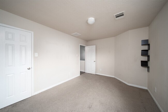 Building Photo - 19543 Otter Trail Ct