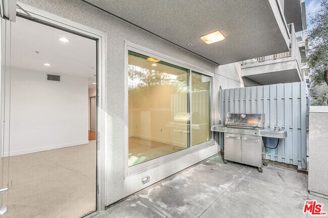 Building Photo - 901 Flower St