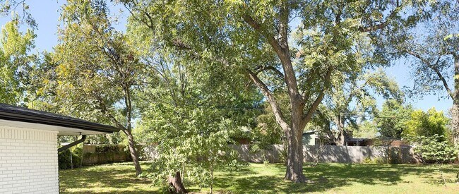 Building Photo - 2302 Brooklawn Dr