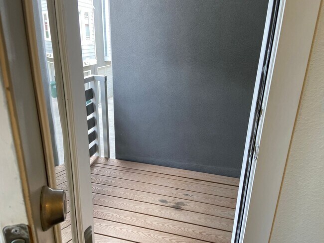 Building Photo - Modern 2 bedroom Townhome with huge Rooftop deck!!!